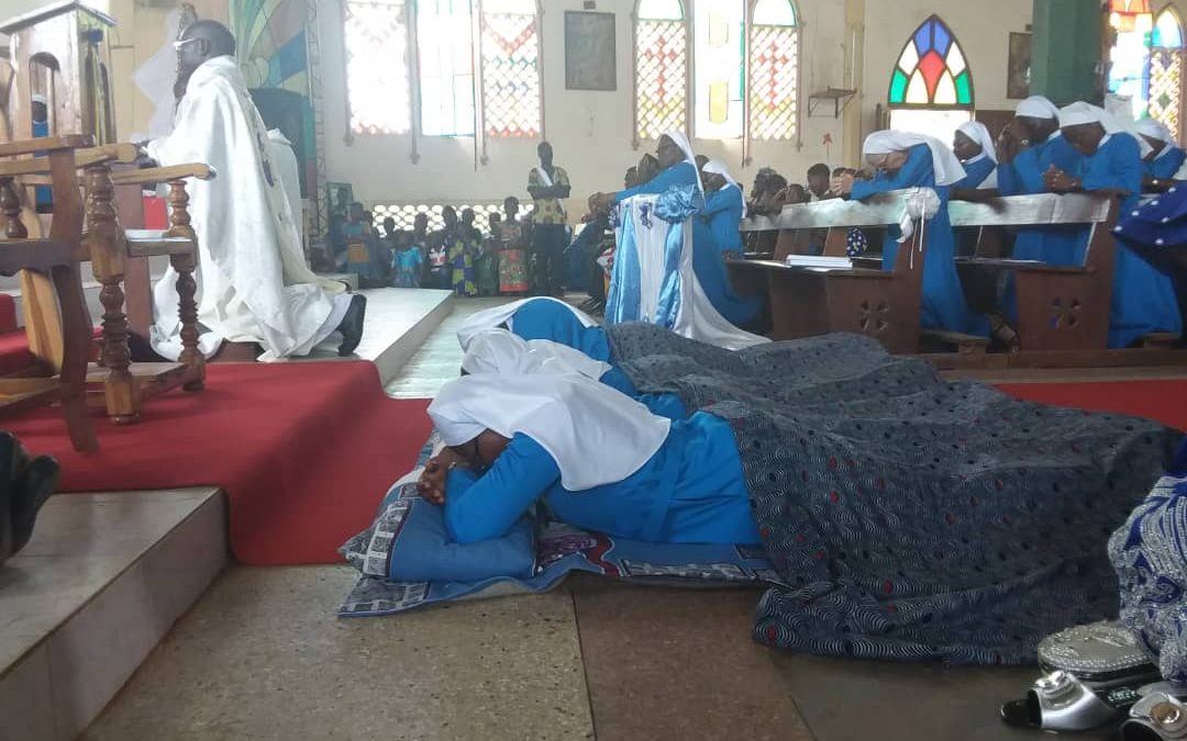 Quatre professes de l’Institut des Sœurs Hospitalières de Notre Dame de Compassion ont émis leurs vœux perpétuels à la paroisse Saint Esprit de Tabligbo.
